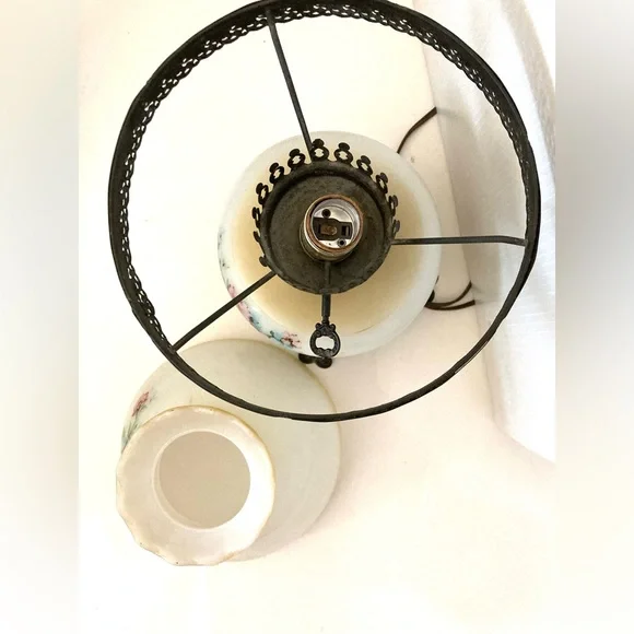 Vintage table lamp Hurricane lamp Victorian milk glass shade Hurricane lamp - Picture 6 of 6